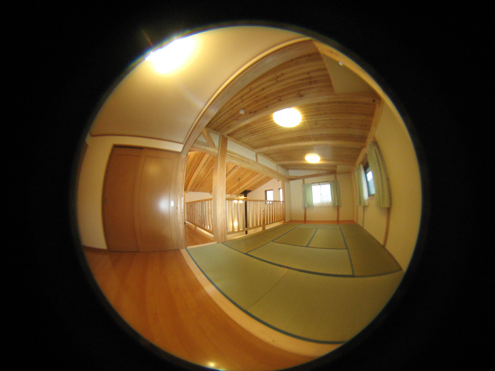 パノラマ写真で撮影：２階和室とリビングからの吹抜け