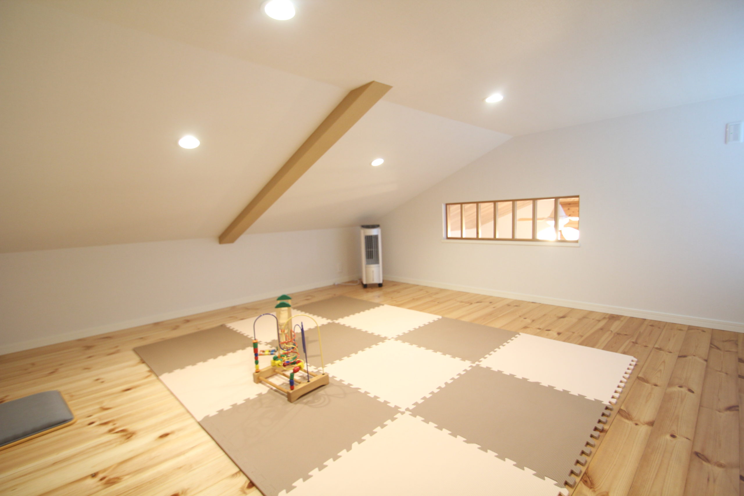 天井裏のロフト、広さは８畳ご主人の趣味の部屋、子供の遊ぶ部屋、季節ごと入れ替え収納として利用出来ます