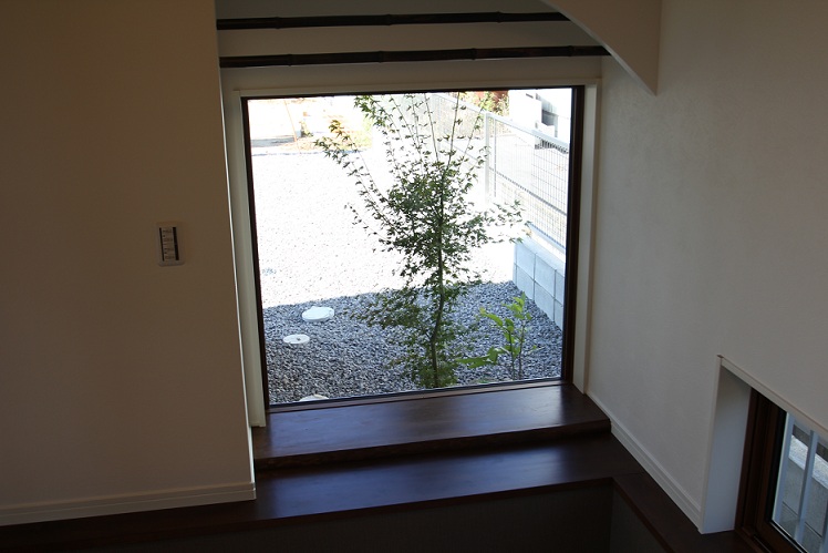 和室から見れる坪庭　：お好きな樹木を植え外の空間が楽しめます