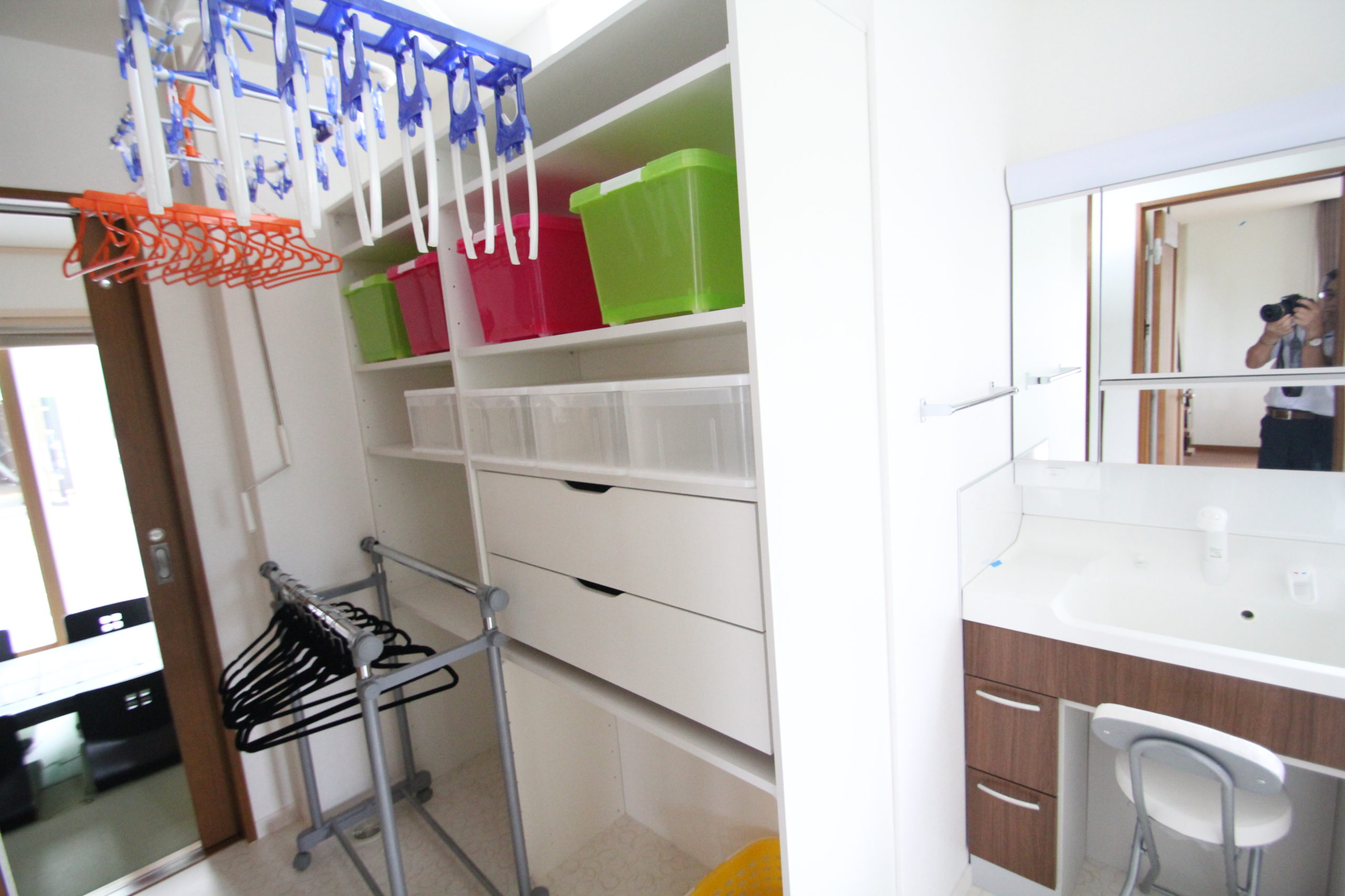 引出し収納がセットされた洗面室：洗濯物を干すスペースが設けてあります。