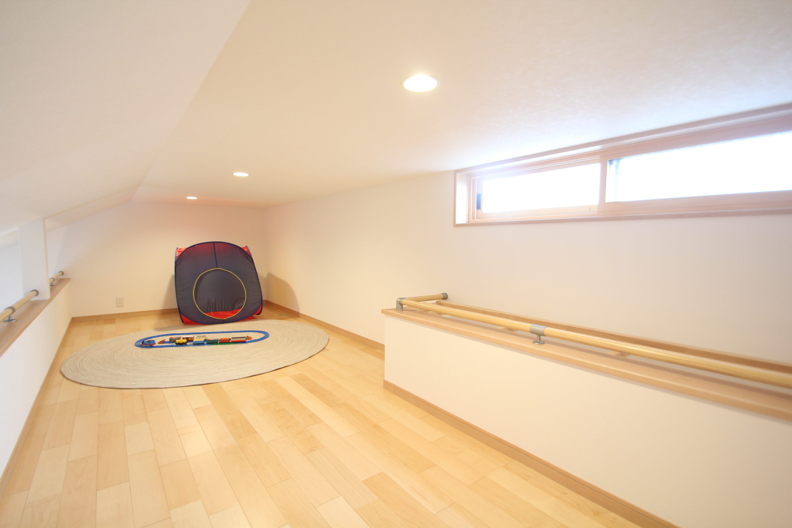 寝室の上に設けられた４畳ほどのロフト、子供の遊び場としても利用できます