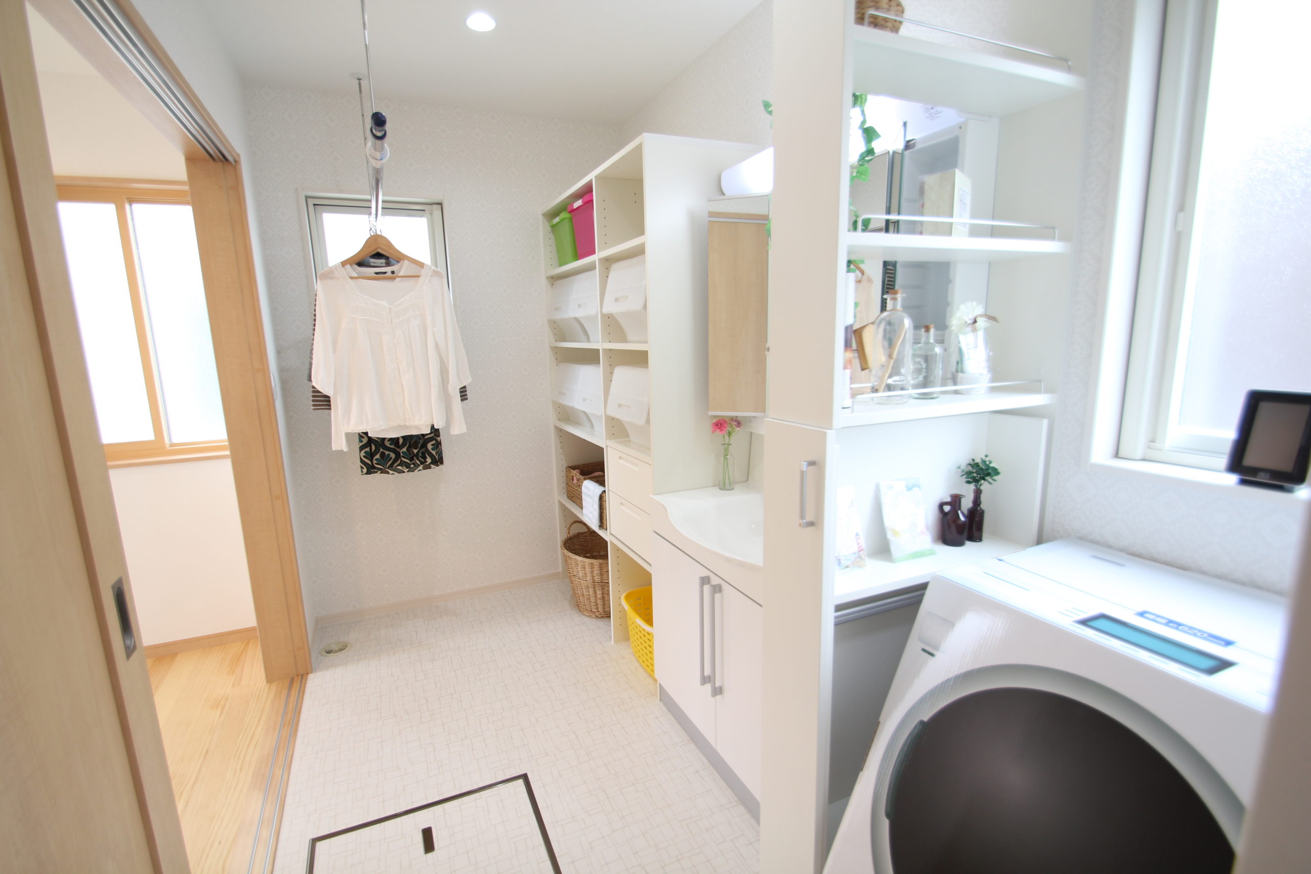 ３畳の広さの洗面脱衣室：洗濯物を干す、たたむ、収納する、が一カ所で出来家事の時間が短縮でき奥様方には好評の作りです