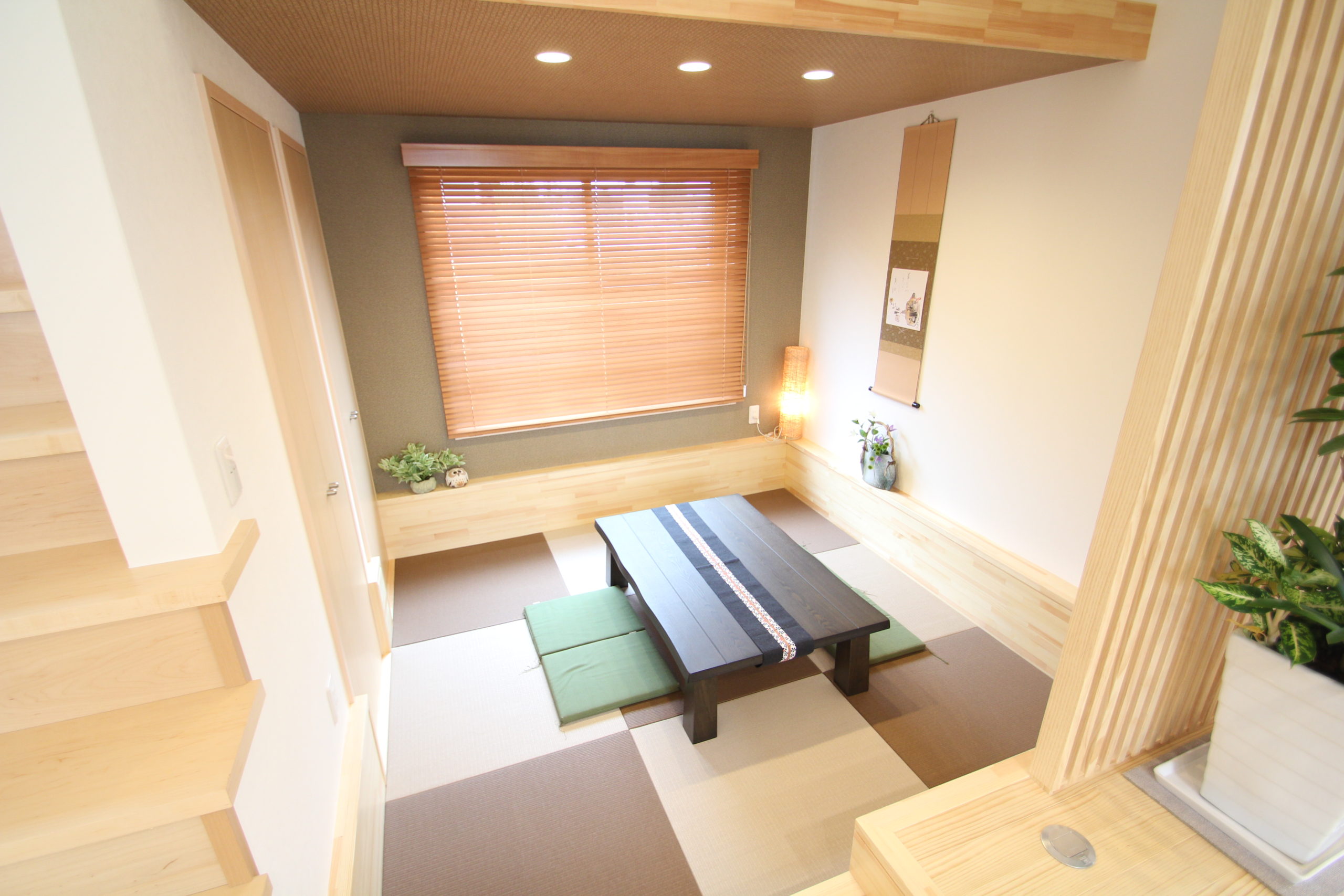 リビングに接した和室：床の高さはリビングより低く設定され囲炉裏感覚が楽しめます。