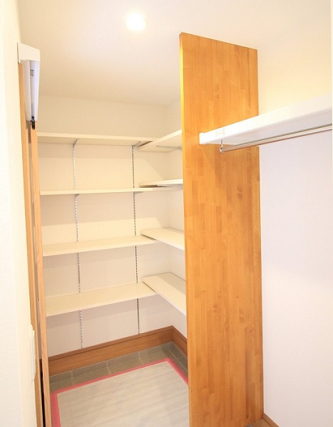 玄関横のシューズクローゼット、ハンガーパイプ付き完成写真（標準仕様）