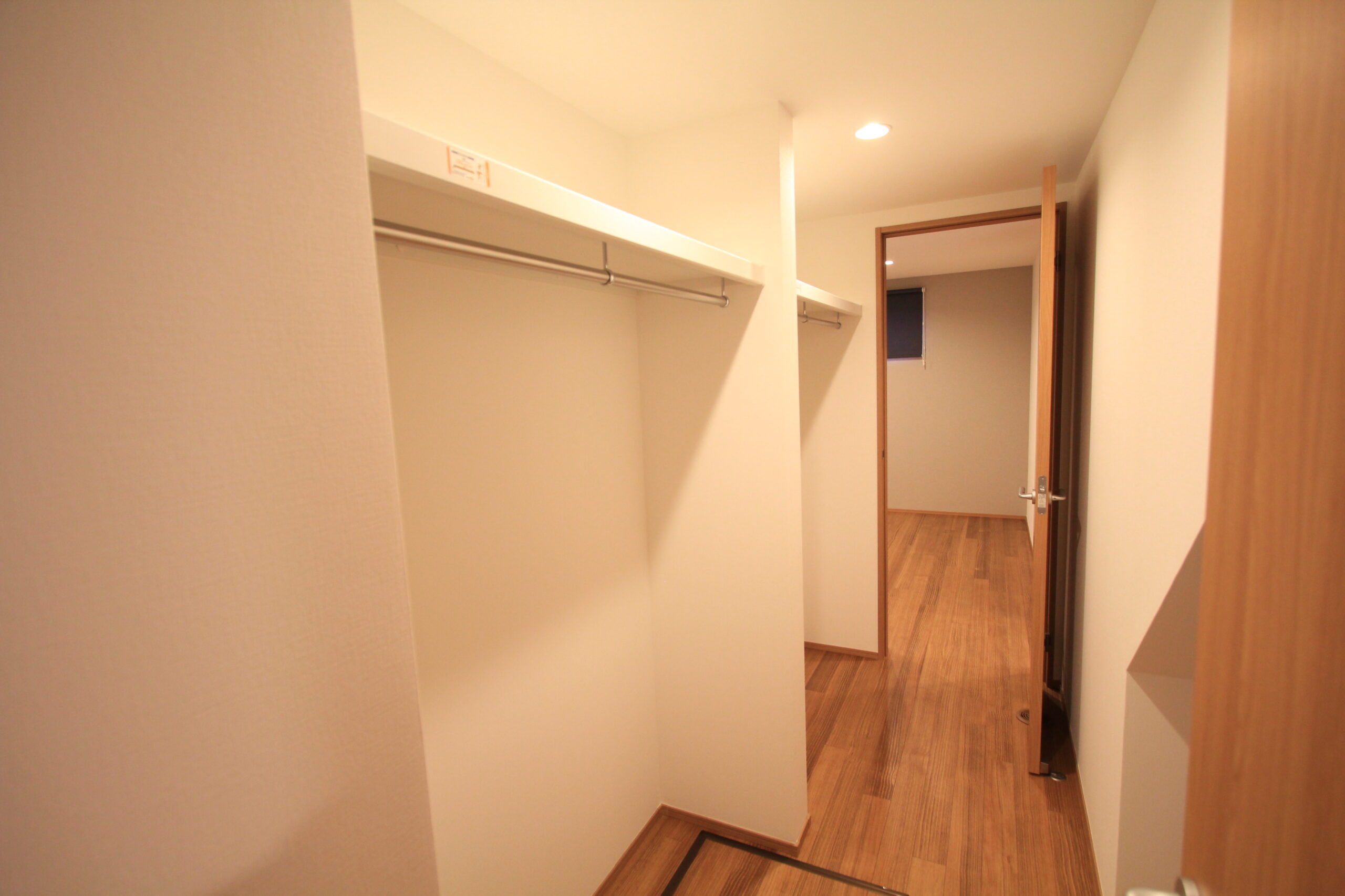 １階のウォークインクローゼット完成写真、奥は寝室に繋がります（標準仕様）