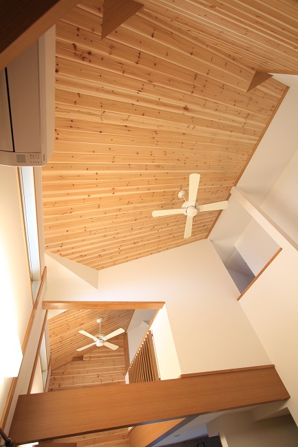 リビング吹き抜け天井（化粧板仕上）（ハイグレードタイプ）天井ファンは標準