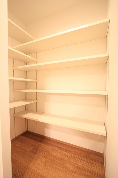 キッチン横のパントリー完成写真（標準仕様）