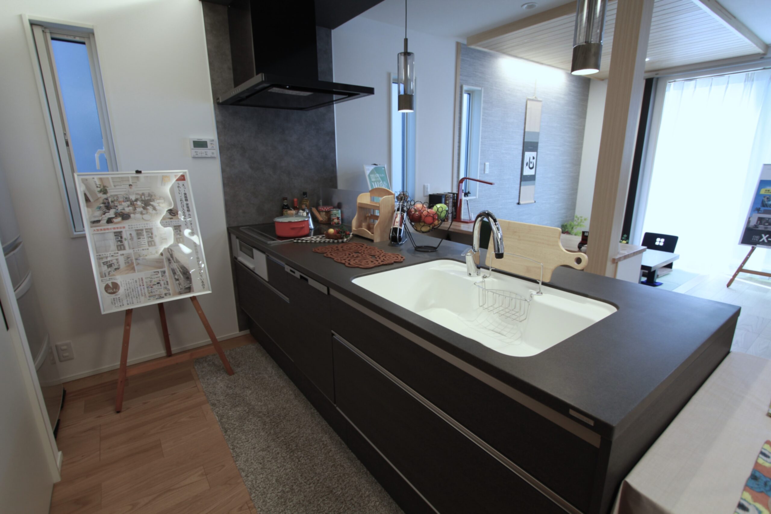 キッチン:シックな色合い キッチン:シックな色合い