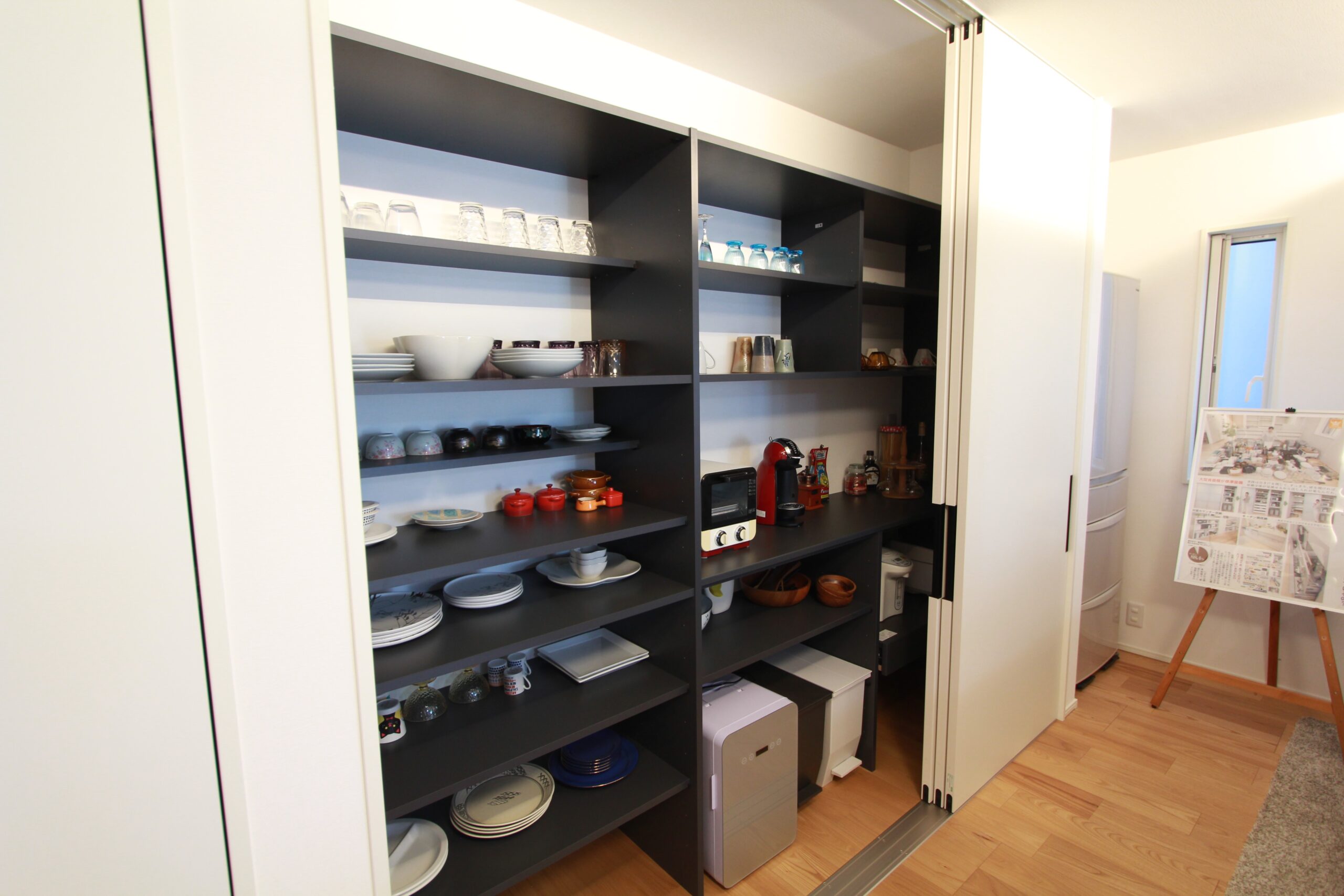 3枚扉付きの大型食器棚 3枚扉付きの大型食器棚